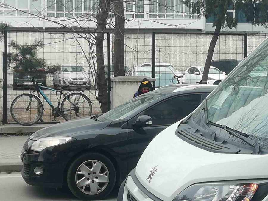 Arkadaşları Okula Geri Dönerken O Işıklarda Dilencilik Yapıyor