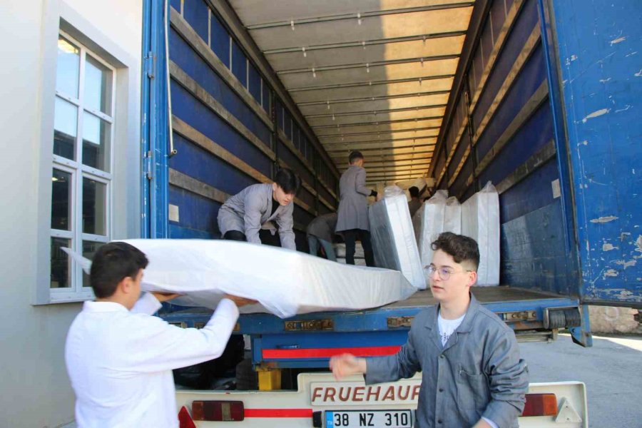 Türkiye’de İlk Defa Yatak Üreten Meslek Lisesi Depremzedelere Yatak Üretiyor