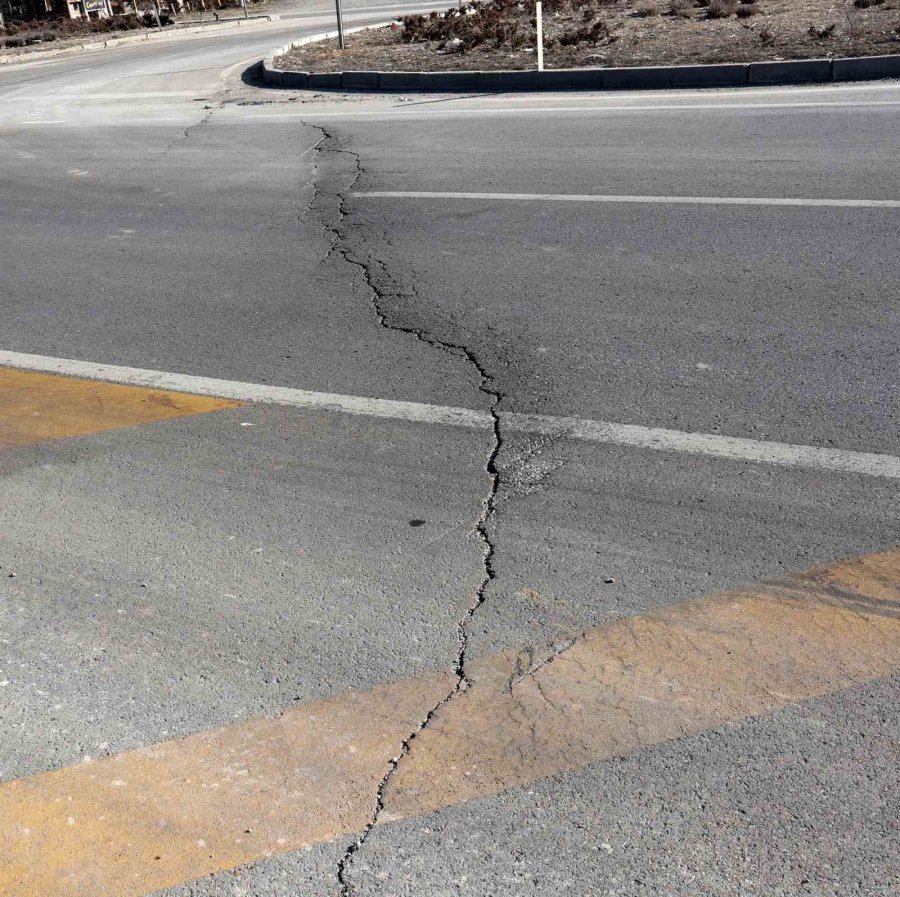 Niğde Ve Konya Depreminde Aksaray’da Yol Ve Araziler Yarıldı