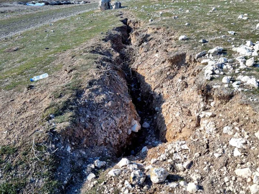 Niğde Ve Konya Depreminde Aksaray’da Yol Ve Araziler Yarıldı