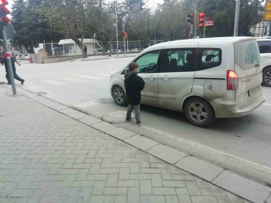 Arkadaşları Okula Geri Dönerken O Işıklarda Dilencilik Yapıyor