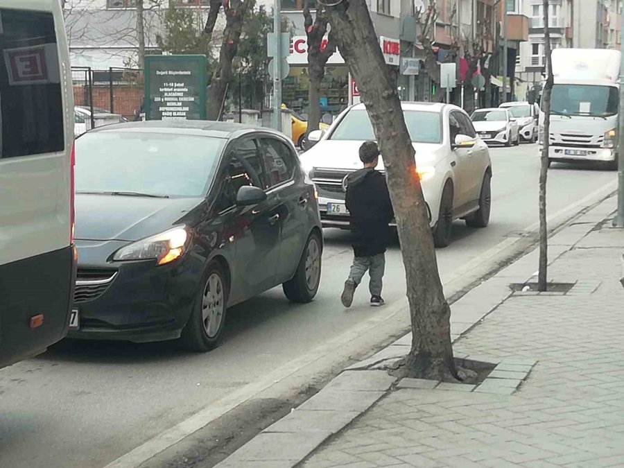 Arkadaşları Okula Geri Dönerken O Işıklarda Dilencilik Yapıyor