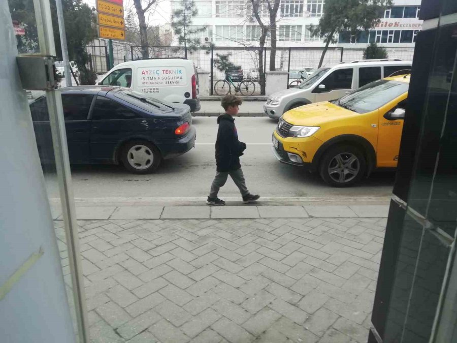 Arkadaşları Okula Geri Dönerken O Işıklarda Dilencilik Yapıyor