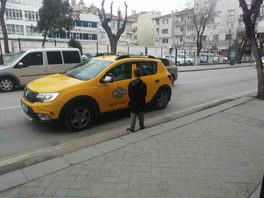 Arkadaşları Okula Geri Dönerken O Işıklarda Dilencilik Yapıyor