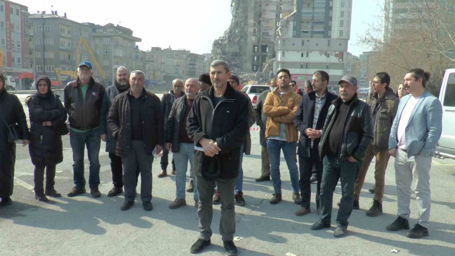 Yıkılan Binanın Sakinleri Yardım Bekliyor