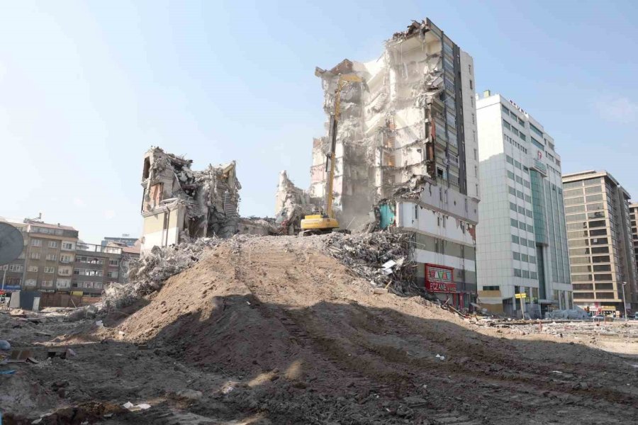 Başkan Büyükkılıç Yurtlarda Kalan Depremzedeleri Ziyaret Etti