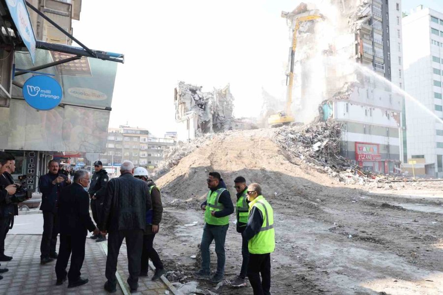 Başkan Büyükkılıç Yurtlarda Kalan Depremzedeleri Ziyaret Etti