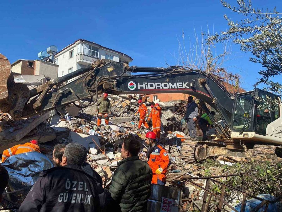 Kepez Belediyesi Deprem Bölgesine Yardıma Devam Ediyor