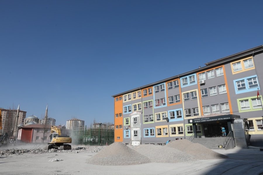 Başkan Çolakbayrakdar, Depremde Hasar Gören Yapıların Yıkım Çalışmalarını Kontrol Etti