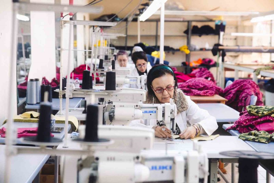 Tarsus’ta Dikiş Atölyesinde Depremzedeler İçin Kışlık Kıyafet Dikiyor