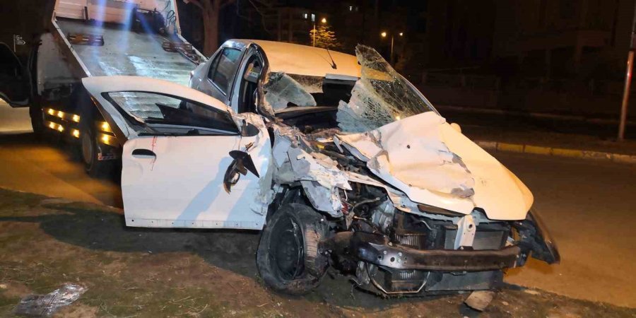 Otomobil Tıra Ok Gibi Saplandı: 1’i Ağır 2 Yaralı