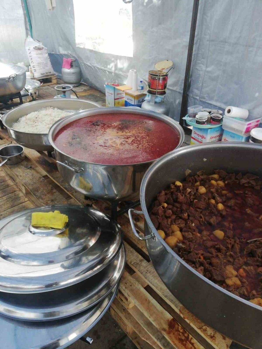 5 Yıldızlı Otellerin Aşçılarından Deprem Bölgesindeki 20 Bin Kişiye Sıcak Yemek