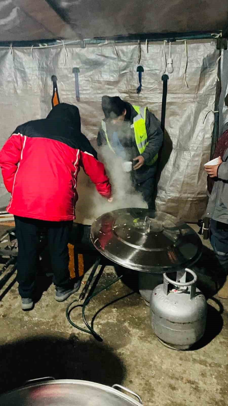 5 Yıldızlı Otellerin Aşçılarından Deprem Bölgesindeki 20 Bin Kişiye Sıcak Yemek