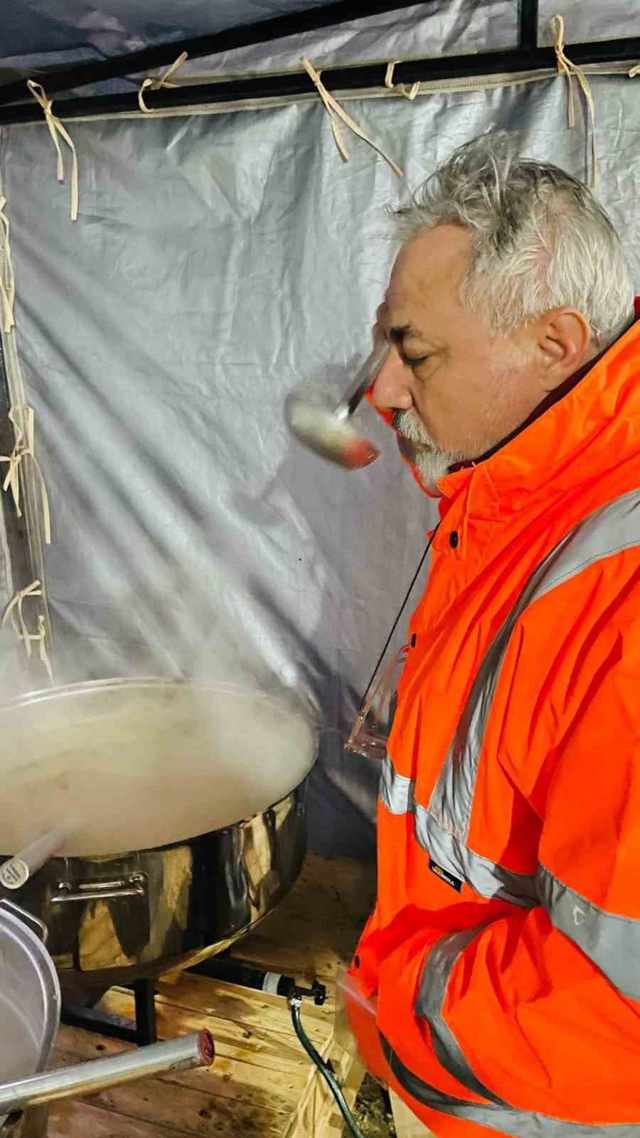 5 Yıldızlı Otellerin Aşçılarından Deprem Bölgesindeki 20 Bin Kişiye Sıcak Yemek