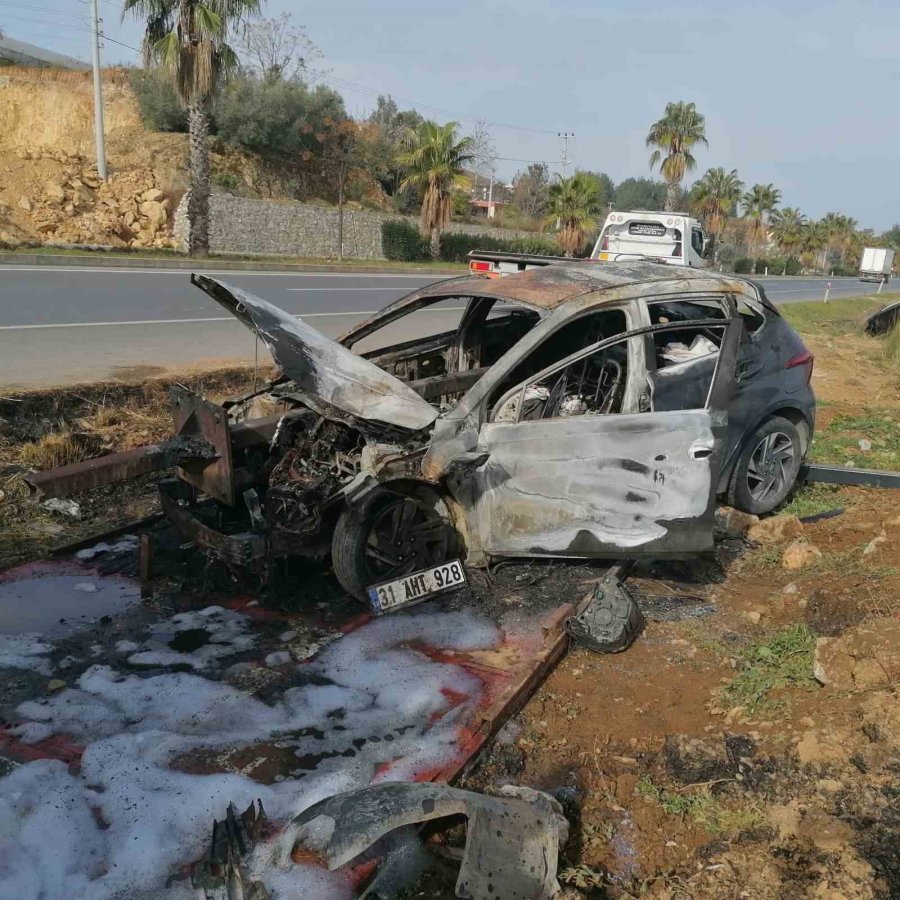 Kaza Sonrası Alev Alan Otomobil Küle Döndü