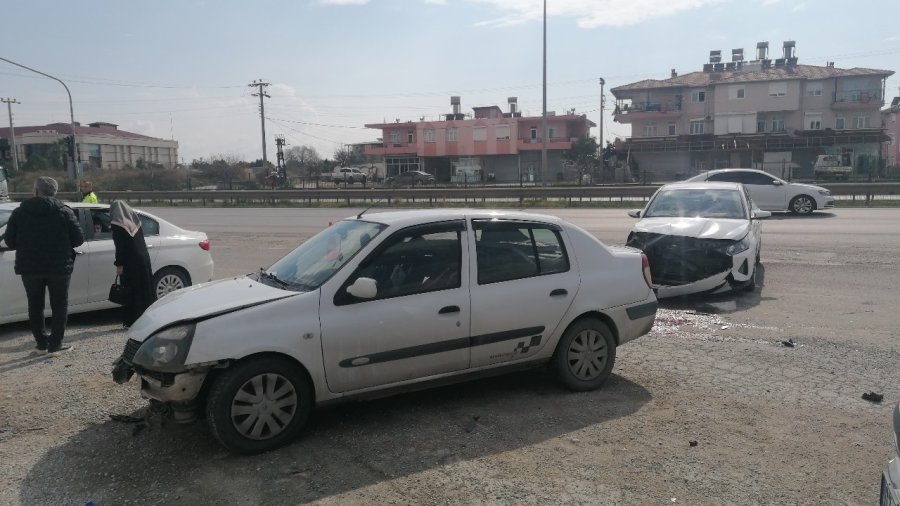 Manavgat’ta 2 Kişinin Yaralandığı Trafik Kazası Güvenlik Kamaralarına Saniye Saniye Yansıdı.