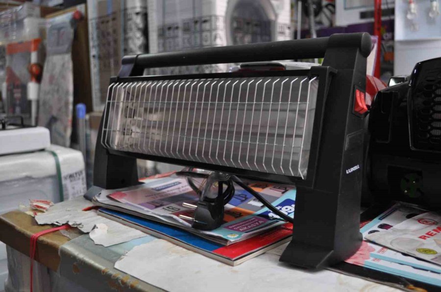 Deprem Bölgesine Gönderilen Elektrikli Isıtıcı Ve Battaniyelerin Stokları Tükeniyor