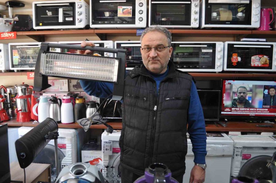 Deprem Bölgesine Gönderilen Elektrikli Isıtıcı Ve Battaniyelerin Stokları Tükeniyor