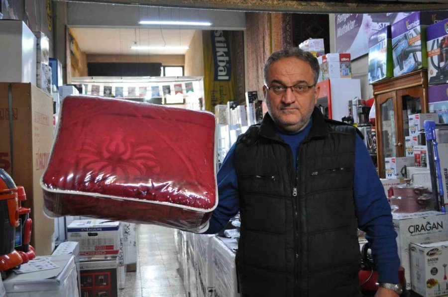 Deprem Bölgesine Gönderilen Elektrikli Isıtıcı Ve Battaniyelerin Stokları Tükeniyor