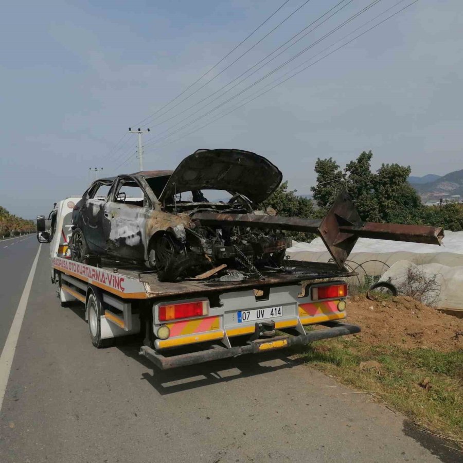 Kaza Sonrası Alev Alan Otomobil Küle Döndü