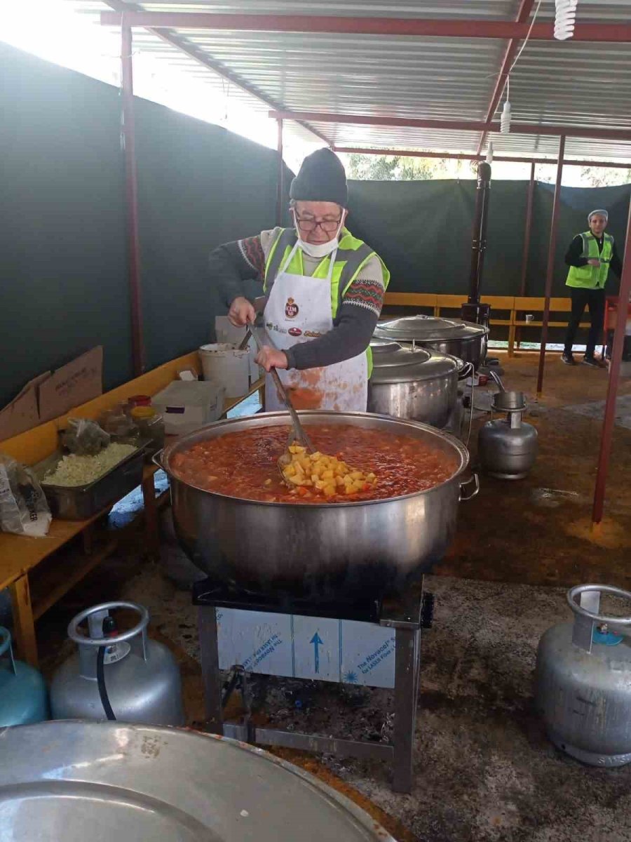 5 Yıldızlı Otellerin Aşçılarından Deprem Bölgesindeki 20 Bin Kişiye Sıcak Yemek