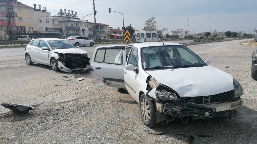 Manavgat’ta 2 Kişinin Yaralandığı Trafik Kazası Güvenlik Kamaralarına Saniye Saniye Yansıdı.