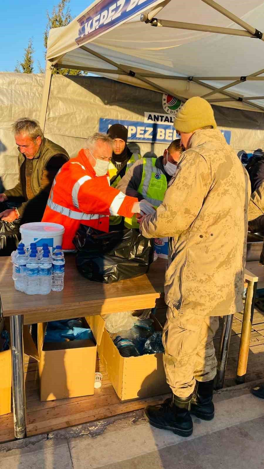 5 Yıldızlı Otellerin Aşçılarından Deprem Bölgesindeki 20 Bin Kişiye Sıcak Yemek