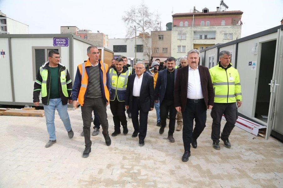 Başkan Büyükkılıç, Vali Çiçek İle Birlikte Konteyner Çarşıda İncelemelerde Bulundu