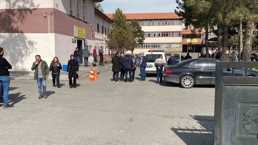 Şaka Yaparken Arkadaşını Bıçakladı