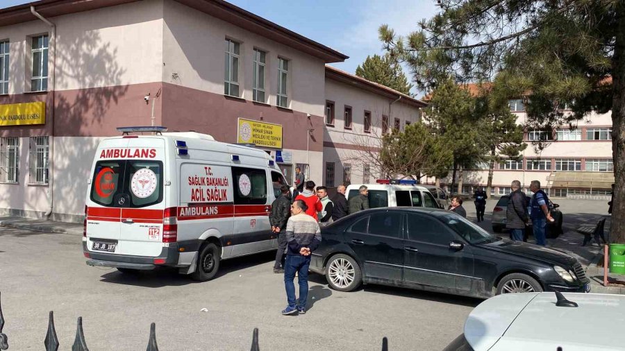 Şaka Yaparken Arkadaşını Bıçakladı