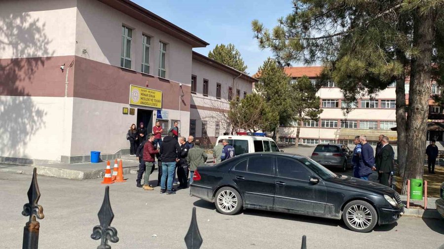 Şaka Yaparken Arkadaşını Bıçakladı