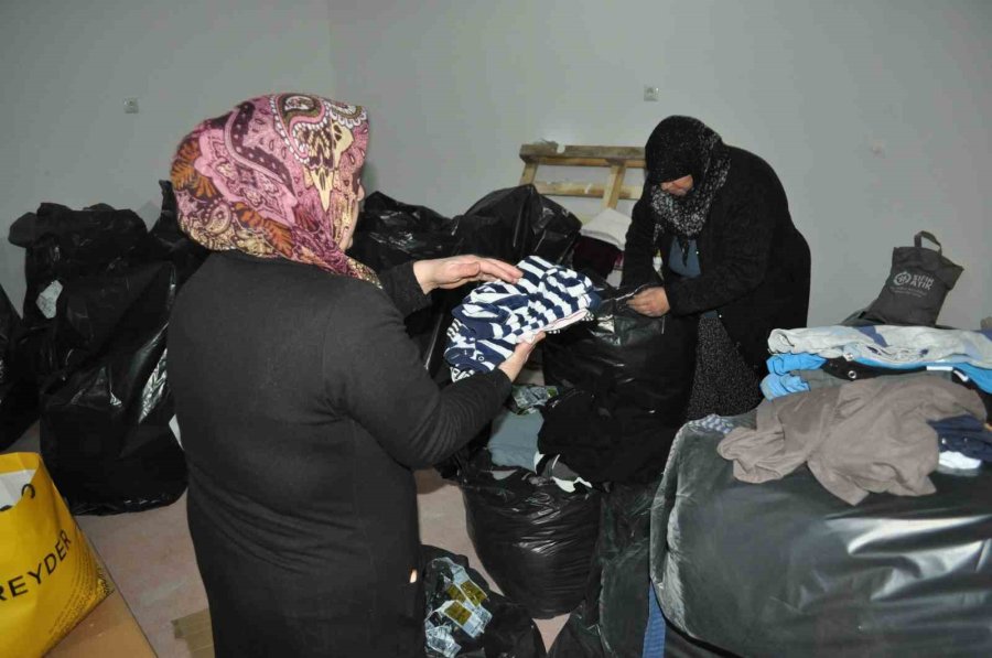 Depremzedelerin Yaralarını El Birliğiyle Sarıyorlar