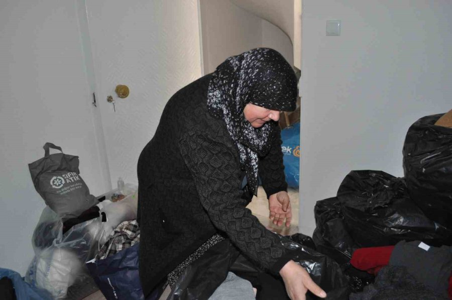 Depremzedelerin Yaralarını El Birliğiyle Sarıyorlar