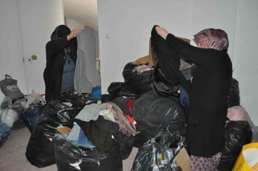 Depremzedelerin Yaralarını El Birliğiyle Sarıyorlar