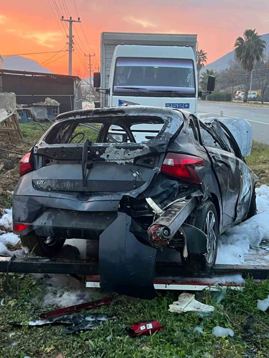 Kaza Sonrası Alev Alan Otomobil Küle Döndü