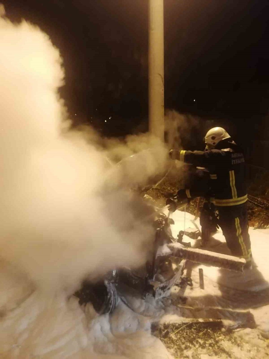 Kaza Sonrası Alev Alan Otomobil Küle Döndü