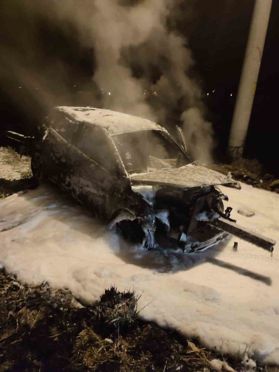 Kaza Sonrası Alev Alan Otomobil Küle Döndü