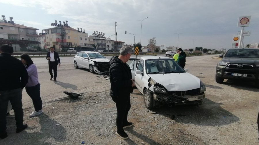 Manavgat’ta 2 Kişinin Yaralandığı Trafik Kazası Güvenlik Kamaralarına Saniye Saniye Yansıdı.