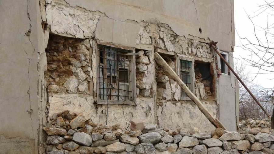 Sarız’da Hasar Tablosu Gün Geçtikçe Ortaya Çıkıyor