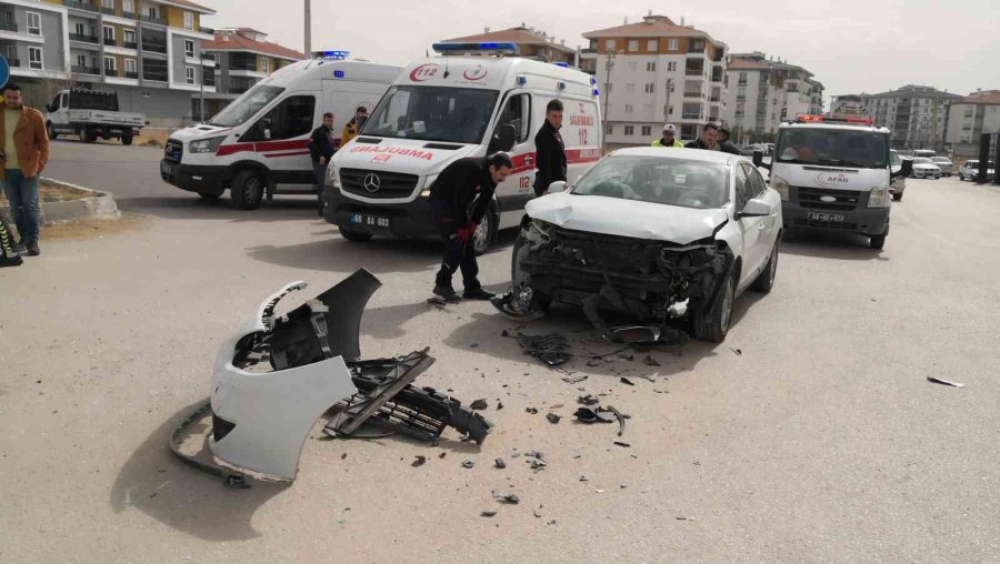 Aksaray’da 2 Otomobil Çarpıştı: 1 Yaralı
