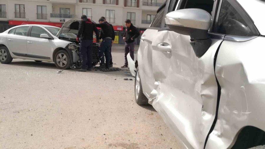 Aksaray’da 2 Otomobil Çarpıştı: 1 Yaralı