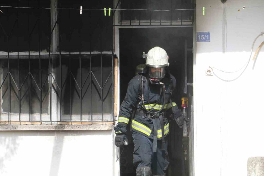 Üst Kat Komşusu Evi Yaktı, Yaşlı Adam Canını Zor Kurtardı