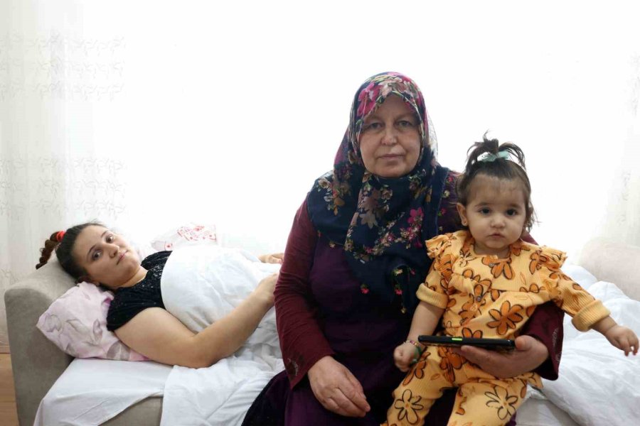 Yaralı Depremzedeye Ve Bebeğine Evini Açtı, Anne Şefkatiyle Bakıyor
