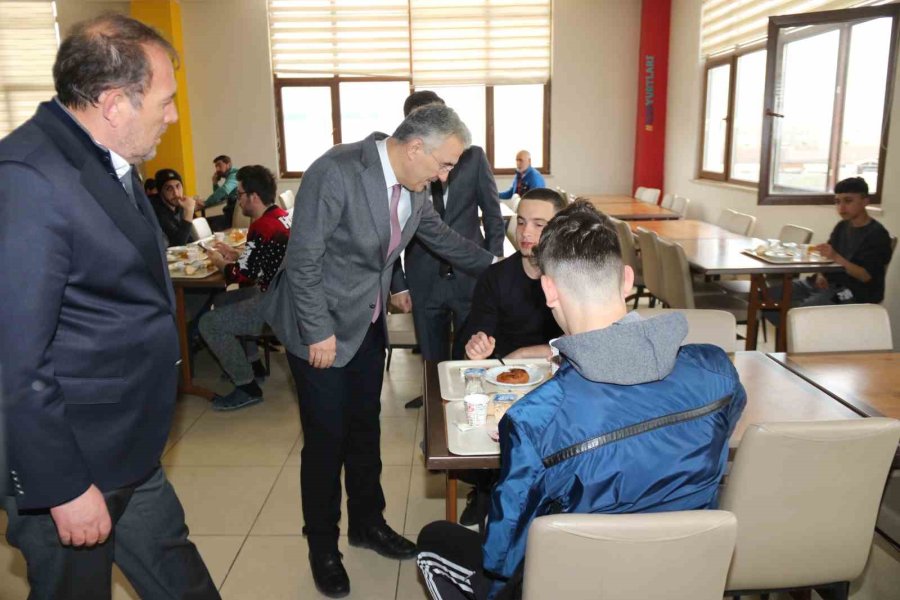 Vali Erol Ayyıldız Kyk Yurdunda Kalan Depremzedeleri Ziyaret Etti