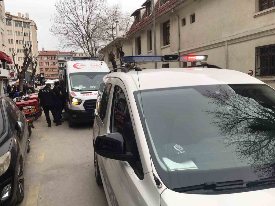 Genç Kız 3 Kadın Tarafından Sokak Ortasında Darp Edildi