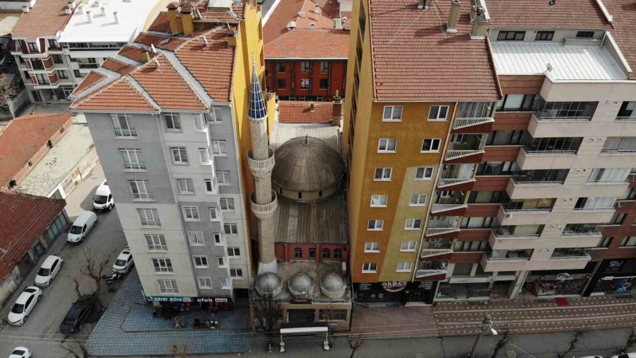 İki Apartmanın Arasında Sıkışıp Kalan Cami Bulunamıyor