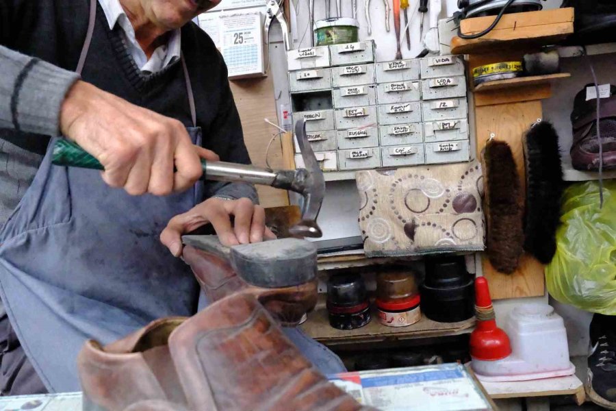 40 Yıllık Ayakkabı Ustası Mesleğini İlk Günkü Heyecanla Devam Ettiriyor