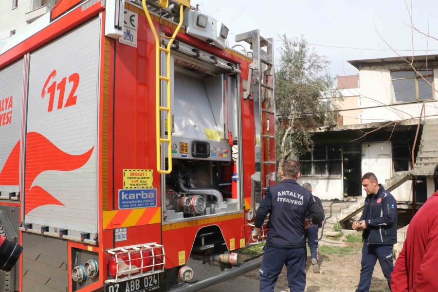 Üst Kat Komşusu Evi Yaktı, Yaşlı Adam Canını Zor Kurtardı