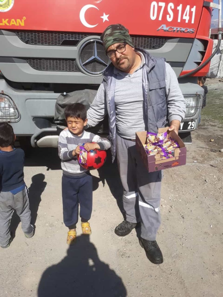 Biriktirdiği Parayı, Oyuncağı İle Birlikte Deprem Bölgesine Gönderdi