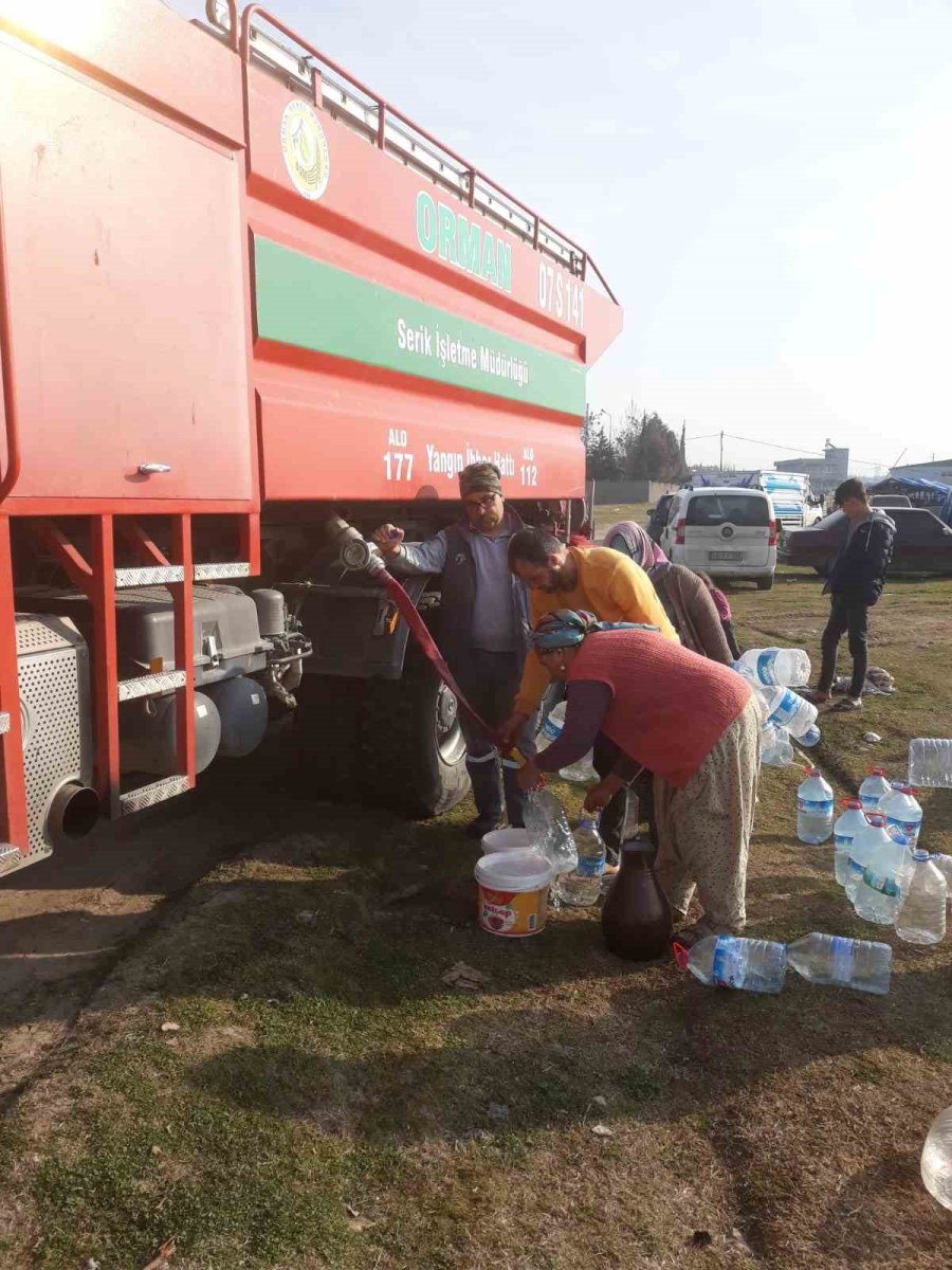 Biriktirdiği Parayı, Oyuncağı İle Birlikte Deprem Bölgesine Gönderdi